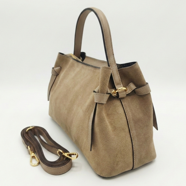 Елегантна бежова чанта от естествен велур с трапецовидна форма, декоративни кожени възли и фина дръжка