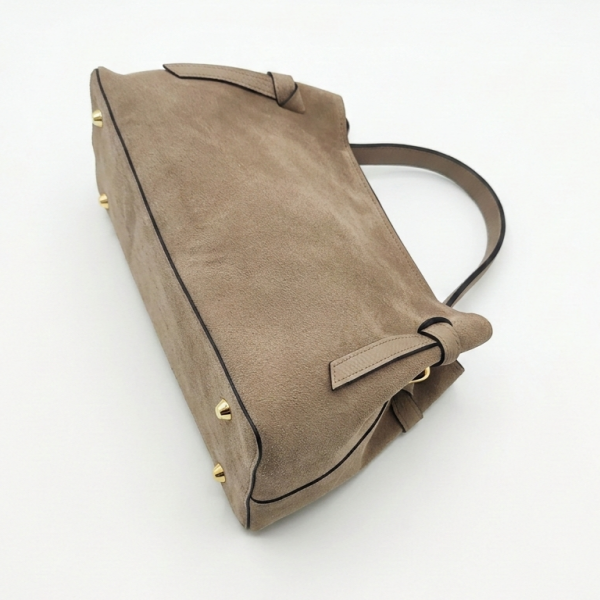 Елегантна бежова чанта от естествен велур с трапецовидна форма, декоративни кожени възли и фина дръжка