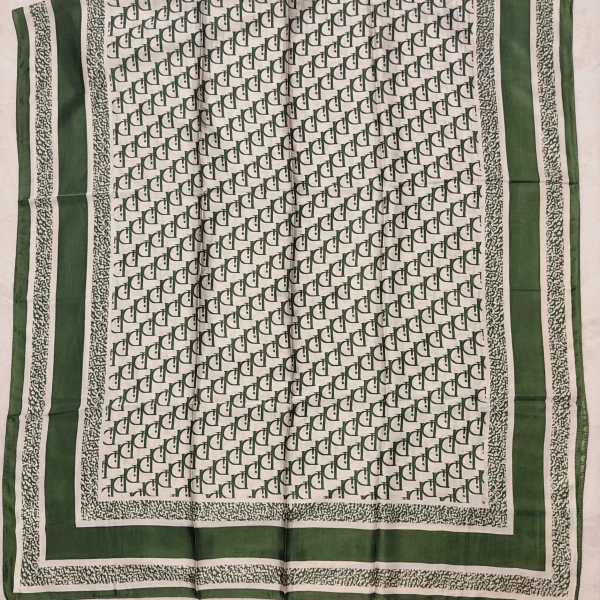 Разгънат сатенен копринен шал със зелен монограм и контрастен бордюр, показващ целия принт и размер 190x90."