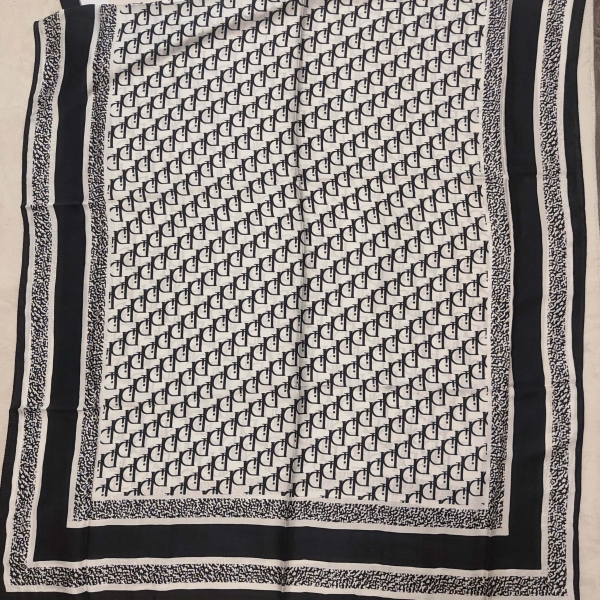 Разгънат сатенен копринен шал в черно и бяло показващ целия принт и размер 190x90.