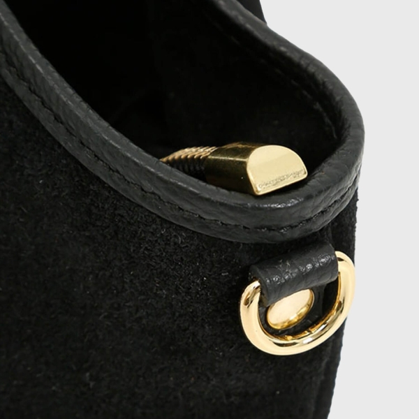 Детайл на  черна италианска чанта естествен велур