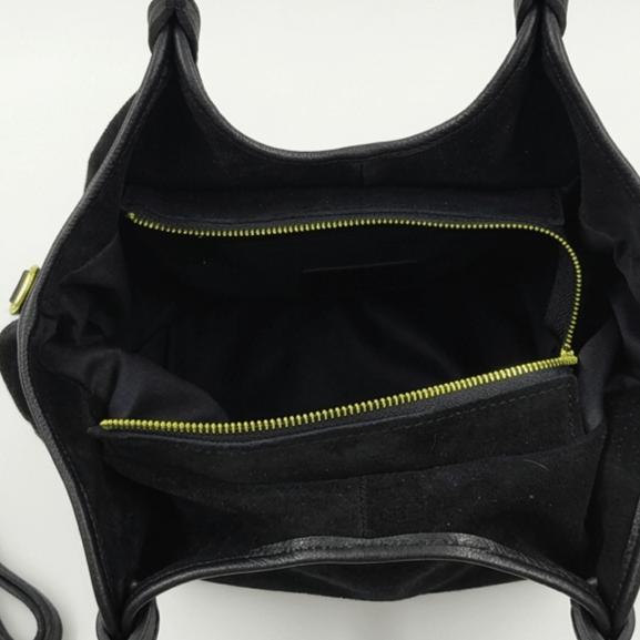 Дамска италианска велурена чанта в черно от Флоренция със златисти елементи