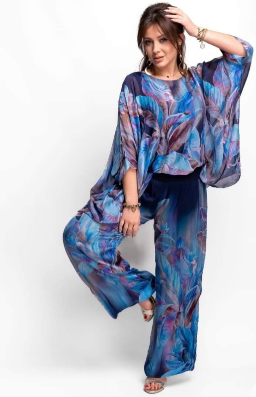 Дамски широк копринен панталон със свободен силует, ластичен колан и флорален принт в синьо и лилаво