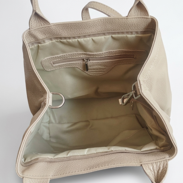 Вътрешно разпределение на кожена чанта с джоб с цип и отворени джобове