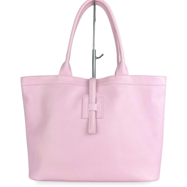 Front of an Italian leather bag in pink, wide Shopper silhouette.