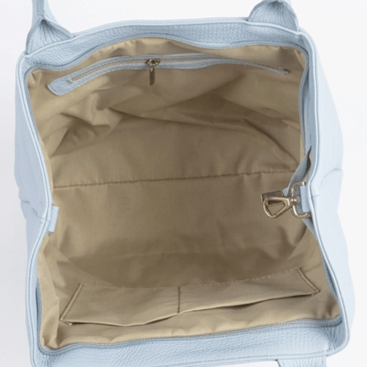 Вътрешно разпределение на италианска дамска чанта с текстилен хастар, вътрешен джоб с цип и отделения за телефон.