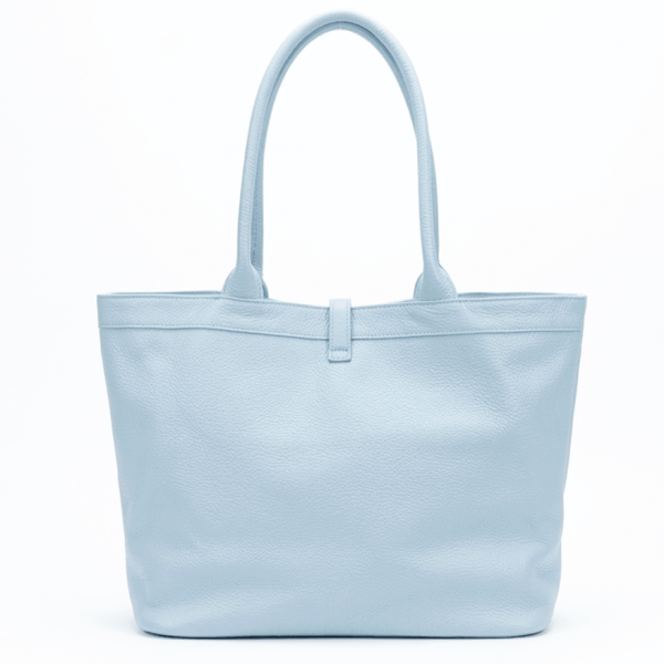 Предна част на италианска кожена чанта в светло син цвят, широк Shopper силует.