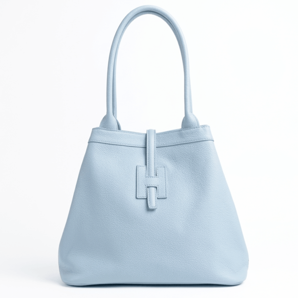 Синя дамска чанта от естествена кожа, трансформирана в компактна трапецовидна форма.