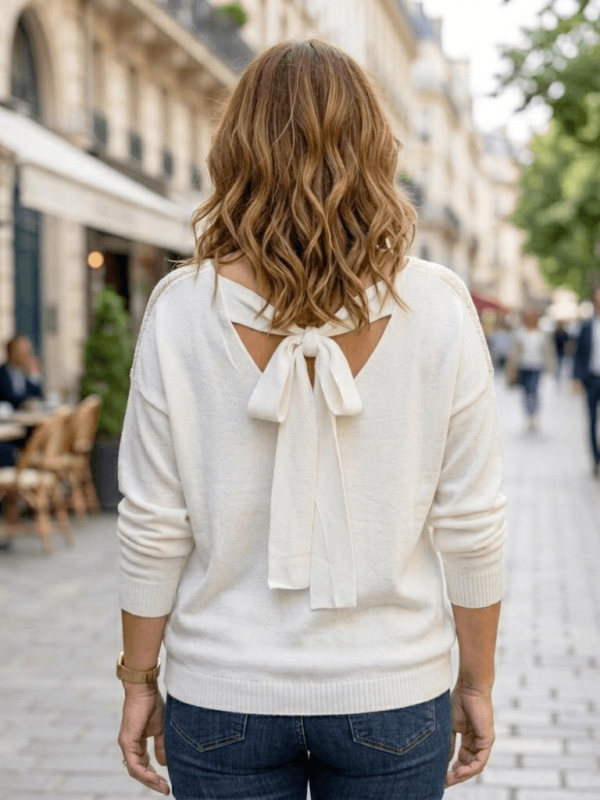 Гръб на италианска блуза с панделка и V-образно деколте.