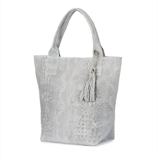 Страничен изглед на сива велурена чанта с крокодилска шарка, декоративен пискюл и един джоб с цип.
