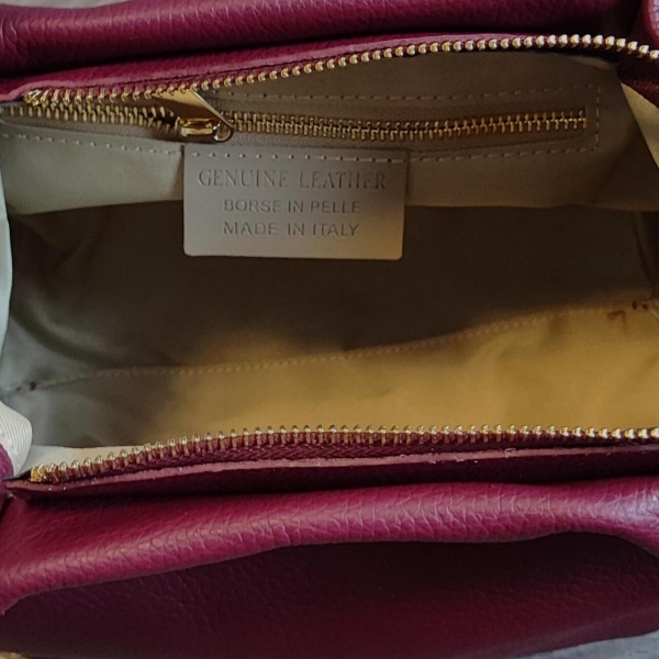 Internal division of an Italian leather bag in burgundy color