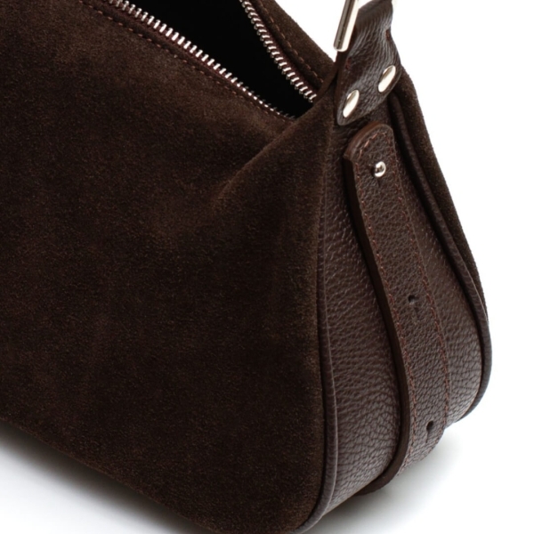 Поглед във вътрешността на кафявата дамска чанта, показващ основното отделение, черната подплата и металния цип.