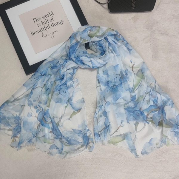 Ефирен дамски шал със сини акварелни цветя върху бяла основа от Unique Fashion.