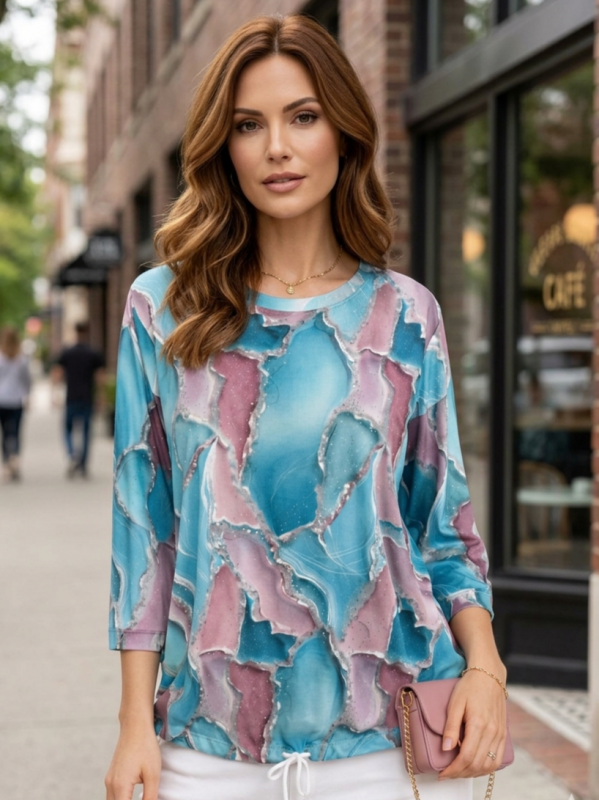 Дамска блуза с уникален кристален принт в синьо, розово и лилаво, модел от вискоза с 3/4 ръкави и връзка на талията.