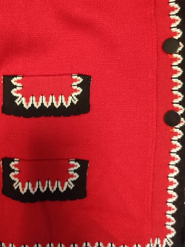 Детайли на плетена дамска жилетка с вълна и декоративни джобове