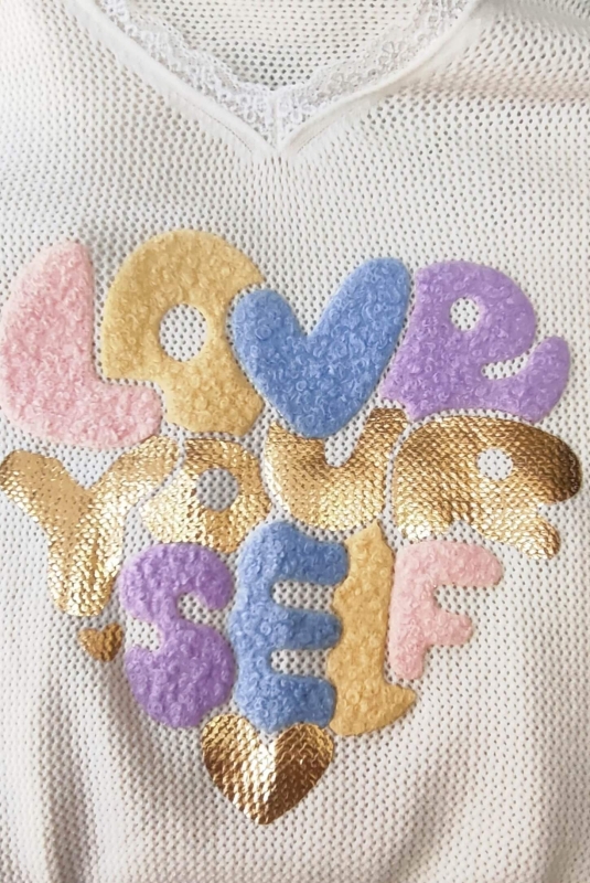 Детайл на релефна апликация Love Yourself 