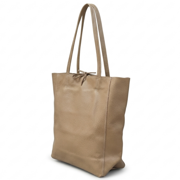 Елегантна дамска чанта тип торба от мека кожа Vera Pelle в цвят таупе.