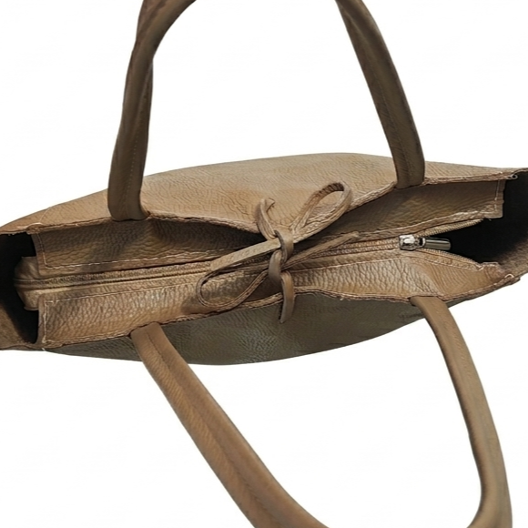 Закопчаване с метален цип и кожена лента на италианска чанта цвят таупе.