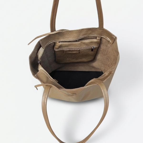 Вътрешен джоб с цип на дамска чанта тип торба в цвят таупе от естествена кожа без подплата.