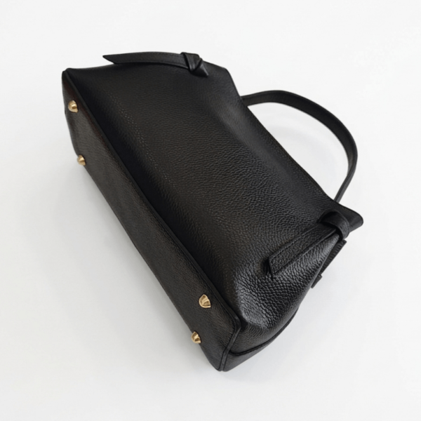 Черна дамска чанта от естествена кожа, изглед отдолу със златисти предпазни крачета.