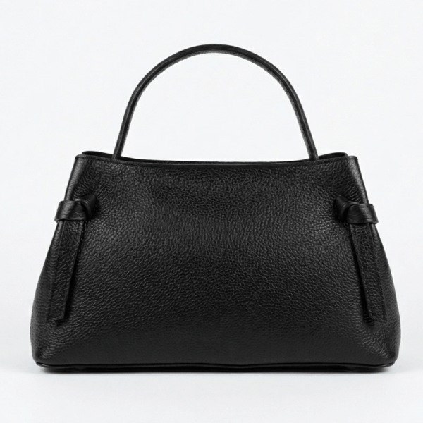 Черна дамска чанта с къса дръжка, златисти детайли и декоративни кожени възли.