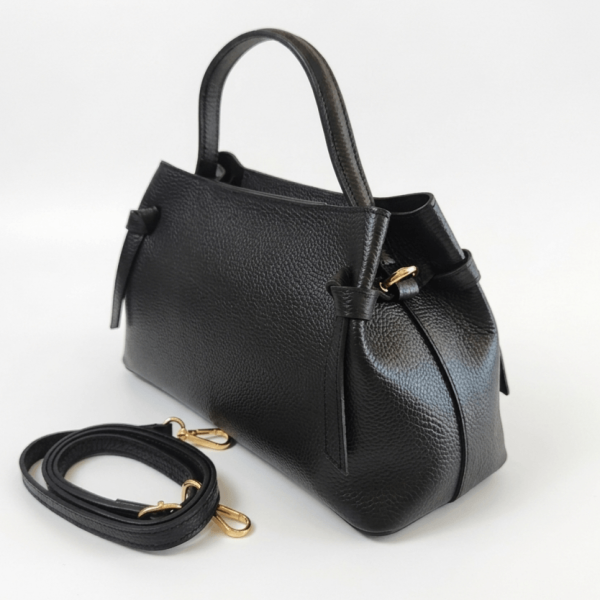 Класическа черна чанта за рамо с допълнителна дълга презрамка от естествена кожа.