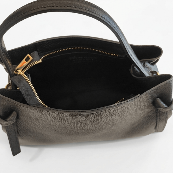 Отворена черна кожена чанта с вътрешен джоб и италиански печат за качество.