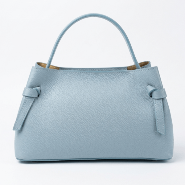 Лице на елегантна светлосиня италианска кожена чанта с декоративни странични възли