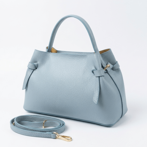 Светлосиня дамска чанта от естествена кожа с включена дълга презрамка за рамо