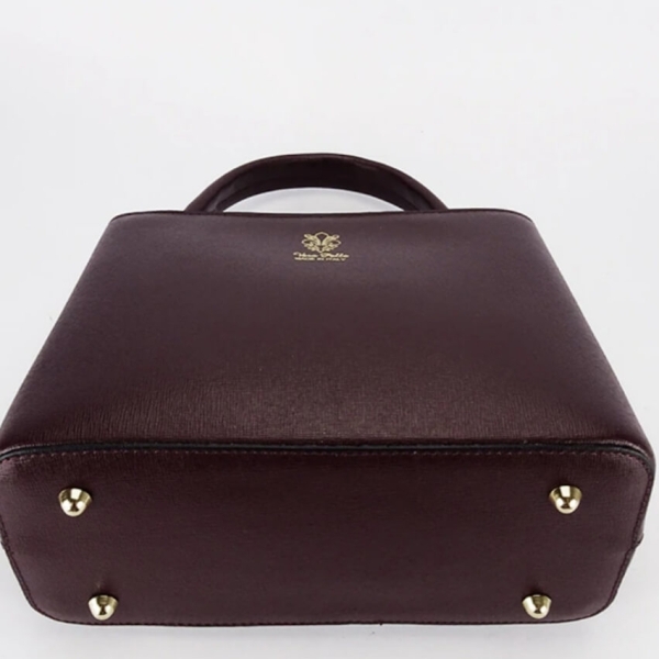 Твърдо дъно със златни крачета на кожена дамска чанта във винено червено