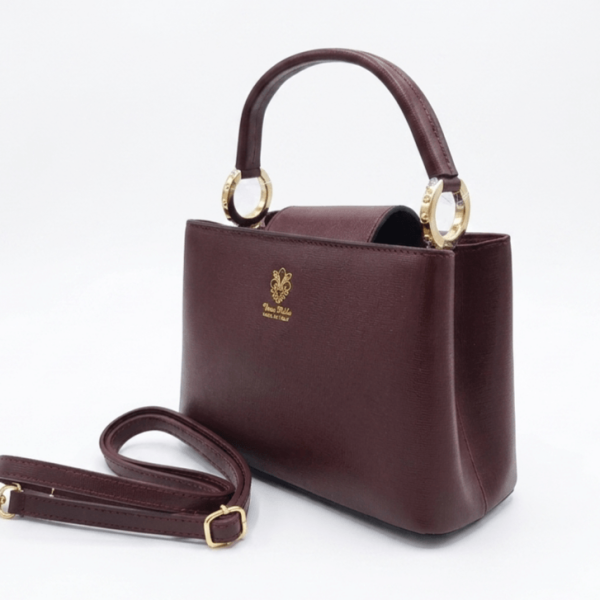 Дамска чанта средна големина с дълга кожена презрамка и златисти детайли