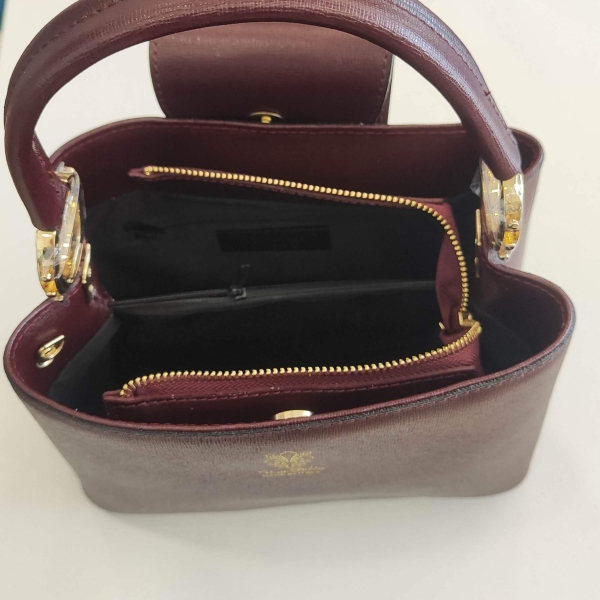 Вътрешно пространство на италианска чанта цвят бордо с три прегради и джобче