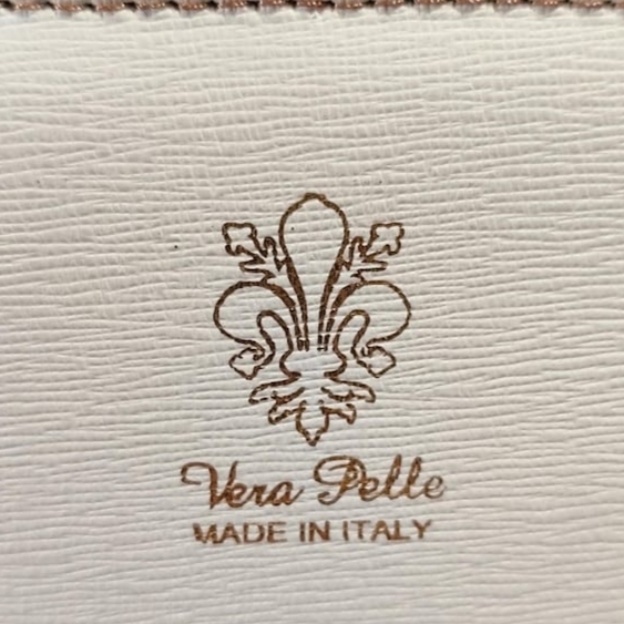 Печат Vera Pelle Made in Italy върху светла естествена кожа