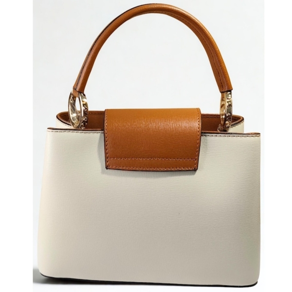 Гръб на двуцветна дамска чанта от естествена кожа с кафяв капак и дръжка