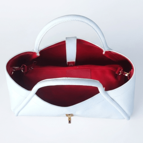 Вътрешност на бяла чанта с контрастна червена подплата