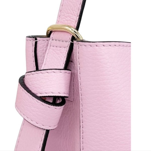 Близък план на детайл от розова кожена дръжка, показващ златиста катарама и детайлни шевове. Контрастни черни ръбове на естествена кожа Vera Pelle