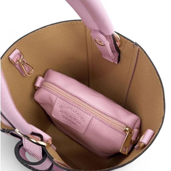 Комплект от розова елегантна дамска чанта и малка розова кожена чантичка несесер с цип. Показва функцията 2-в-1 за по-добра организация