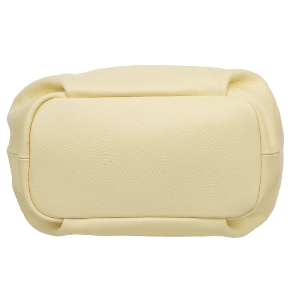 Stable and wide leather bottom of the yellow bag, which provides large capacity without taking up unnecessary volume.