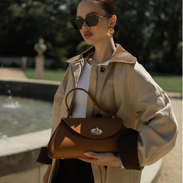 Stylish outfit with a luxurious Italian Vera Pelle genuine leather handbag in cognac color, carried under the arm