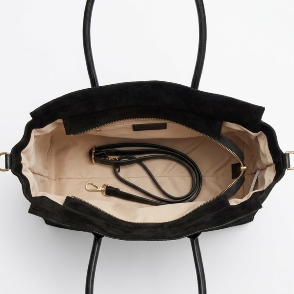 Interior layout of a women's handbag, light-colored lining, zippered pocket, long adjustable strap.