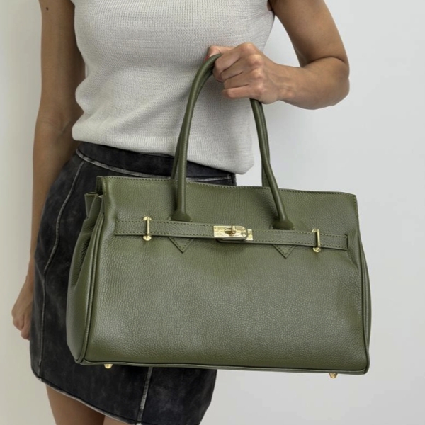 Front view of a green Vera Pelle leather bag with a gold clasp.