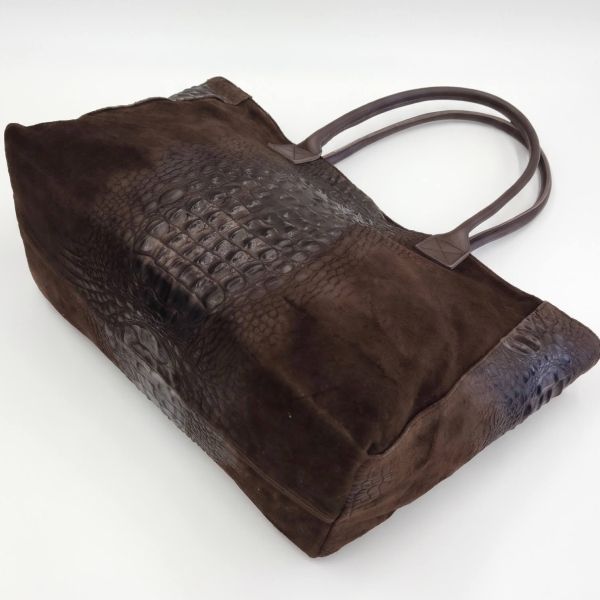 Structure and depth of a stylish Italian suede bag with leather details