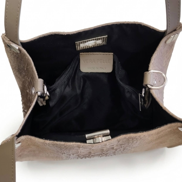 Вътрешност на дамска чанта, черен хастар, етикет Vera Pelle Made in Italy, вътрешен органайзер, метални халки.