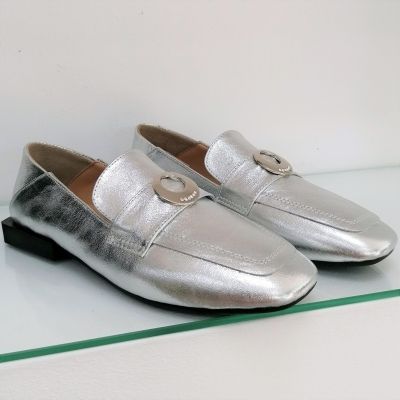  Women's shoes made of genuine leather