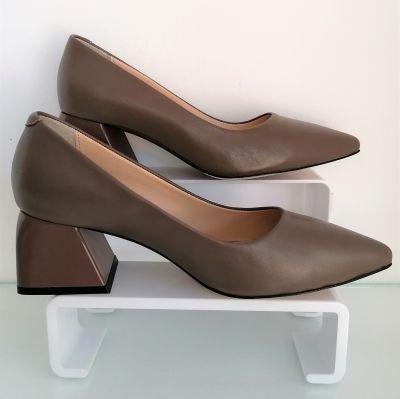  Women's shoes made of genuine leather